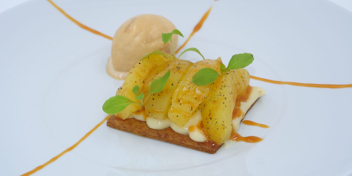 Pomme fondante à la cardamome sur palet breton et glace caramel beurre salé